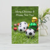 Voetbal met kerstversiering op groen   feestdagenkaart (Staand voorkant)