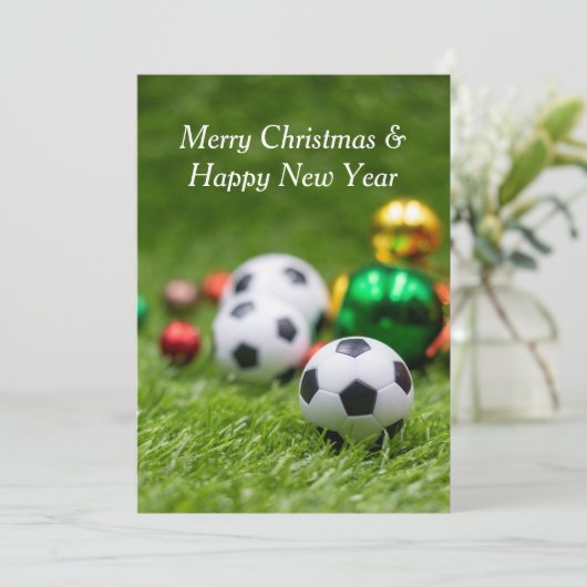 Voetbal met kerstversiering op groen   feestdagenkaart (Staand voorkant)