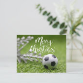 Voetbal met kerstversiering op groen feestdagenkaart (Staand voorkant)