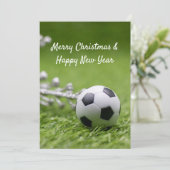 Voetbal met kerstversiering op groene Ho Feestdagenkaart (Staand voorkant)