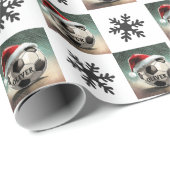 Voetbal met rode Santa Hat Sneeuwvlok Naam Cadeaupapier (Rol Hoek)