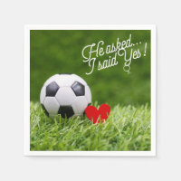 Voetbal met rood hart op een groene trouwerijserve