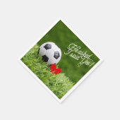 Voetbal met rood hart op een groene trouwerijserve servet (Hoek)