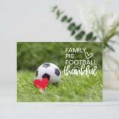 Voetbal met rood hart op groen gras bedankkaart (Staand voorkant)