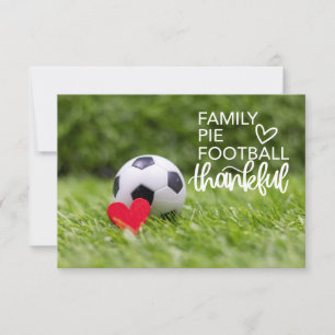 Voetbal met rood hart op groen gras bedankkaart