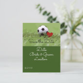 Voetbal met rood hart op groene bruiloft invi briefkaart (Staand voorkant)