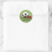 Voetbal met rood hart op groene grasbruiloft ronde sticker (Tas)