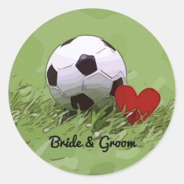 Voetbal met rood hart op groene grasbruiloft ronde sticker