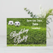 Voetbal met Verjaardagsfeestwoord op groen Save The Date (Staand voorkant)