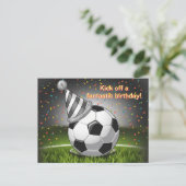 voetbal met verjaardagshoed confetti verjaardag briefkaart (Staand voorkant)