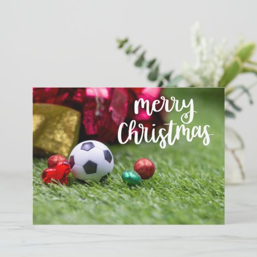 Voetbal met versiering voor vrolijk kerstfeest feestdagenkaart (Staand voorkant)