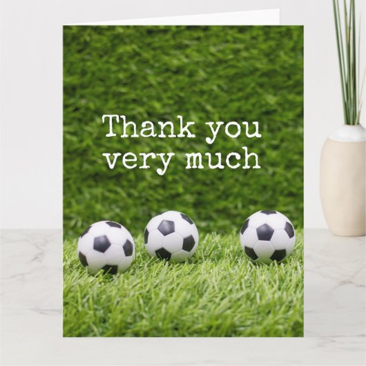 Voetbal met woord Hartelijk dank voor groen gras Bedankkaart (Voorkant)