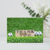 Voetbal met woord Hartelijk dank voor groen gras Bedankkaart (Staand voorkant)