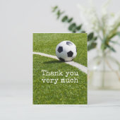 Voetbal met woord Hartelijk dank voor groen gras Briefkaart (Staand voorkant)