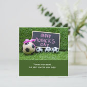 Voetbal Moederdag met bal op groen voor moeder Feestdagenkaart (Staand voorkant)