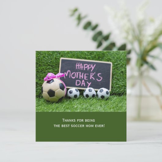 Voetbal Moederdag met bal op groen voor moeder Feestdagenkaart (Staand voorkant)
