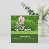 Voetbal Moederdag met roze anjer Feestdagenkaart (Staand voorkant)