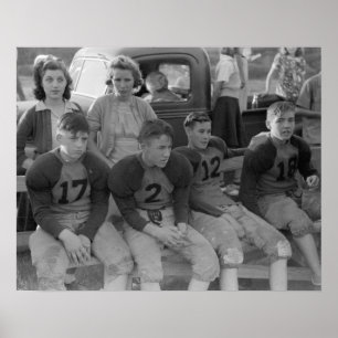Voetbal op de middelbare school, 1941. Oude foto Poster