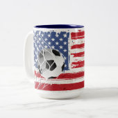 Voetbal op de vlag van de VS Tweekleurige Koffiemok (Voorkant links)