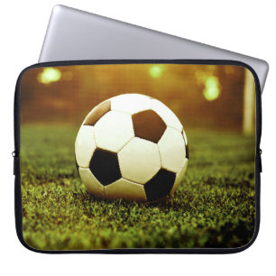 Voetbal op gras laptop sleeve