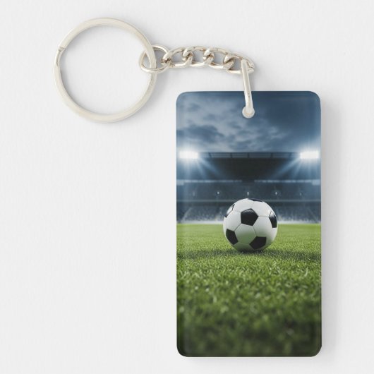 Voetbal op grasveld onder stadionlichten - sleutelhanger (Voorkant)