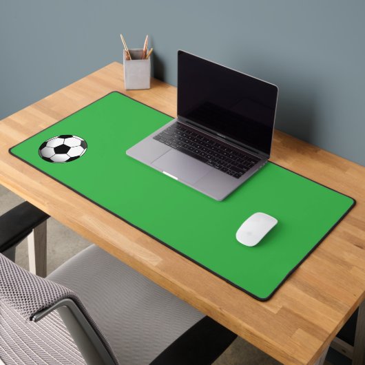 Voetbal op groen bureaumat (Kantoor 2)