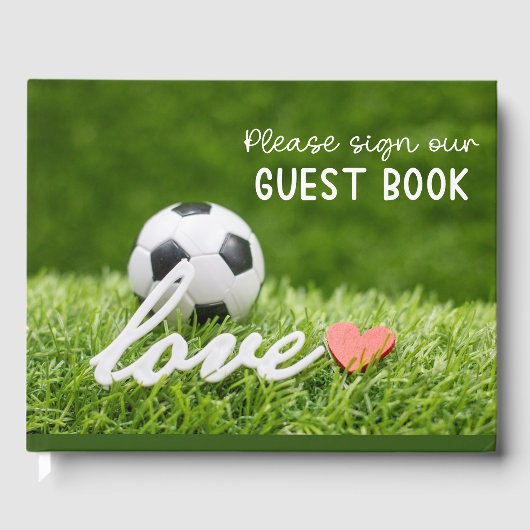 Voetbal op groen gras gastenboek (Voorkant)