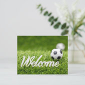 Voetbal op groen gras met welkomstbord briefkaart (Staand voorkant)