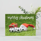 Voetbal op groen gras voor kerstfeestdag feestdagenkaart (Staand voorkant)