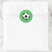 Voetbal op groen met aangepaste tekst ronde sticker (Tas)