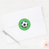 Voetbal op groen met aangepaste tekst ronde sticker (Envelop)