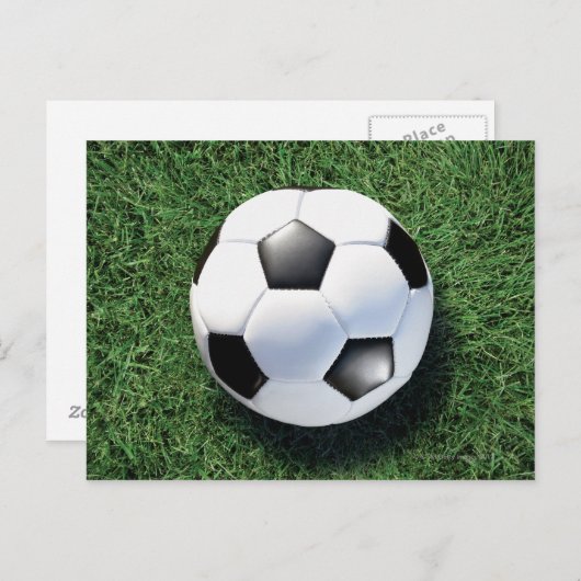 Voetbal op groengras, close-up briefkaart (Voorkant / Achterkant)
