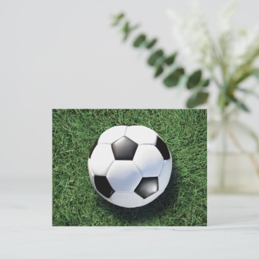 Voetbal op groengras, close-up briefkaart (Staand voorkant)