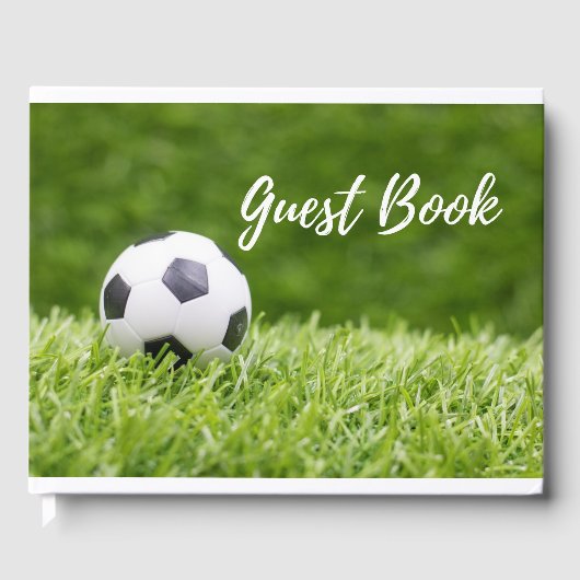 Voetbal op groengras gastenboek (Voorkant)