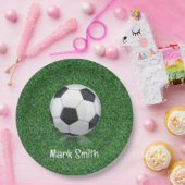 Voetbal op groengras papieren bordje (Feest)