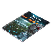 Voetbal op het lege natte arena veld notitieboek (Linkerzijde)