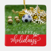 Voetbal Prettige feestdagen met bal op groen gras Keramisch Ornament (Voorkant)