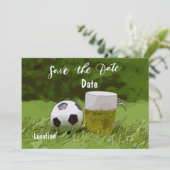 Voetbal save the date met bier op groen gras kaart (Staand voorkant)