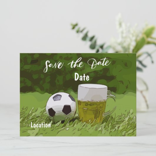 Voetbal save the date met bier op groen gras kaart (Staand voorkant)