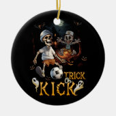 Voetbal Skelet Speler Halloween Trick of Kick Tea Keramisch Ornament (Voorkant)