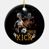 Voetbal Skelet Speler Halloween Trick of Kick Tea Keramisch Ornament (Achterkant)