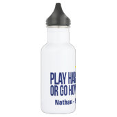 Voetbal spelen hard team en genoemd drinken fles (Links)