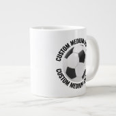 Voetbal van gemiddelde grootte met gepersonaliseer grote koffiekop (Voorkant rechts)