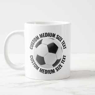 Voetbal van gemiddelde grootte met gepersonaliseer grote koffiekop