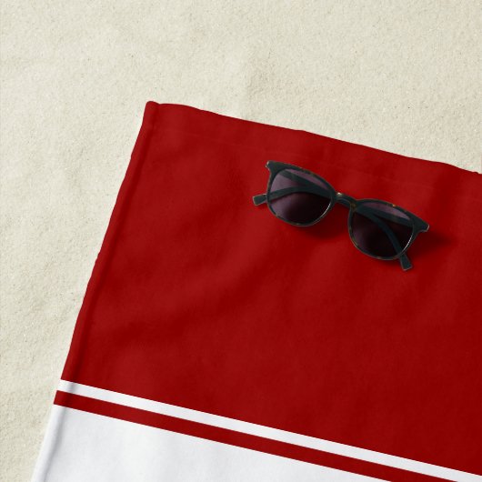 Voetbal van Rode en Witte Stripes Jersey Strandlaken (In situ)