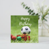 Voetbal Verjaardag met gouden doos cadeau op groen Feestdagenkaart (Staand voorkant)