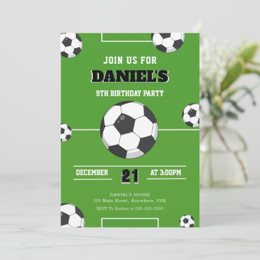 Voetbal Verjaardag Uitnodiging Groen en Zwart Mode (Staand voorkant)
