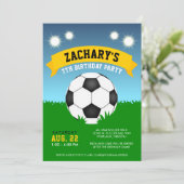 Voetbal verjaardagsfeest uitnodiging (Staand voorkant)