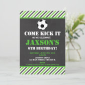 Voetbal verjaardagsfeestje uitnodiging groene zwar (Staand voorkant)