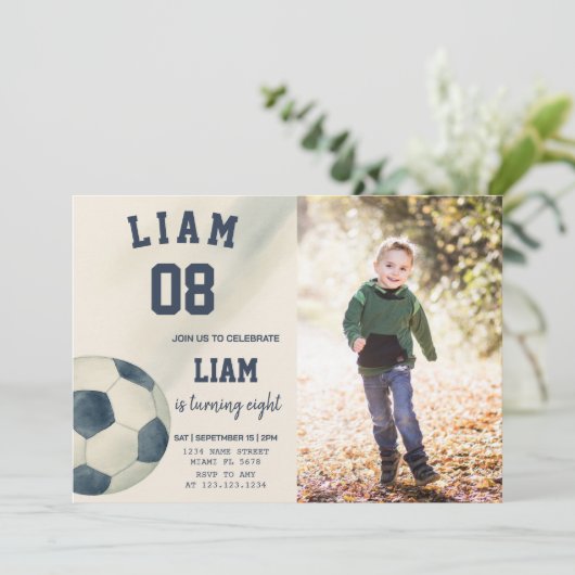 Voetbal verjaardagsfeestje uitnodiging voor kinder (Staand voorkant)